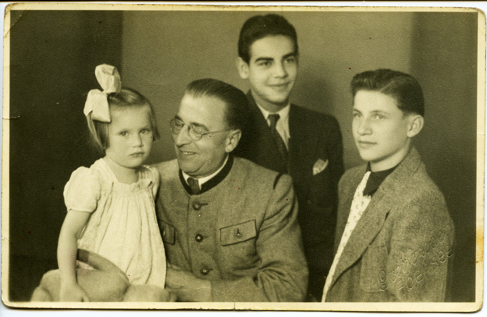 1947 mit Vater, Bruder und kleiner Schwester