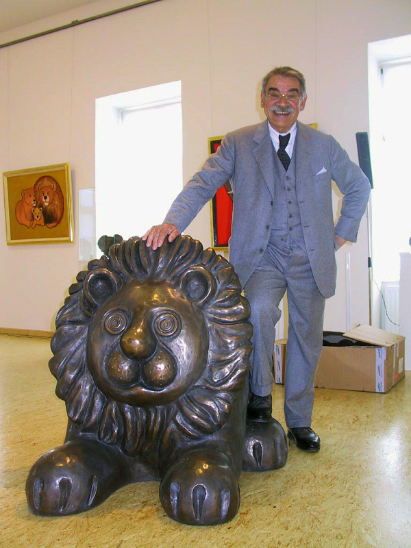 Gottfried Kumpf Gottfried Kumpf mit dem Bronze Löwen bei einer Ausstellung