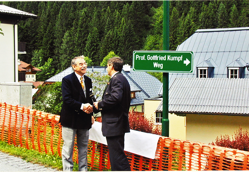 Gottfried Kumpf Gottfried Kumpf mit Bürgermeister Josef Schwarzbacher nach 75 Jahren vor seinem Geburtshaus