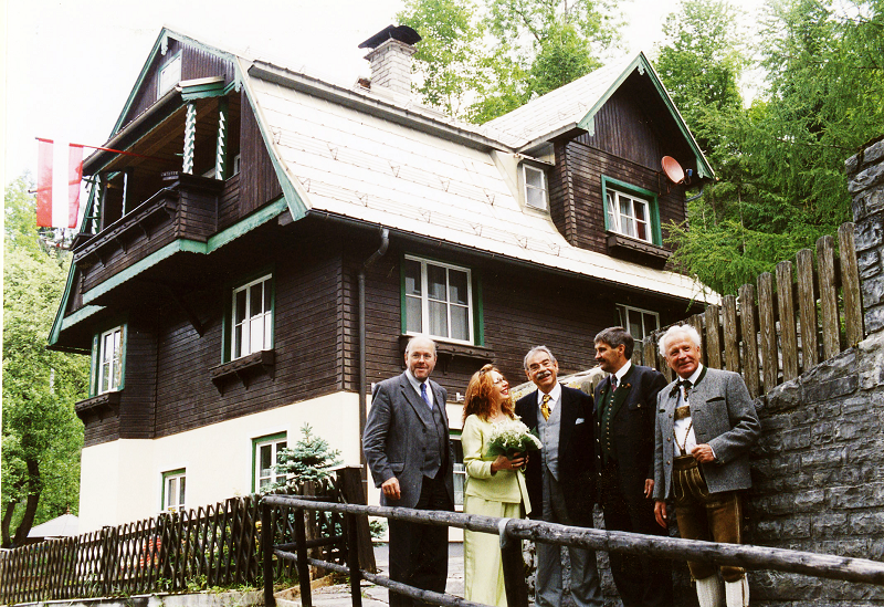 Gottfried Kumpf Gottfried Kumpf mit Bürgermeister Josef Schwarzbacher nach 75 Jahren vor seinem Geburtshaus