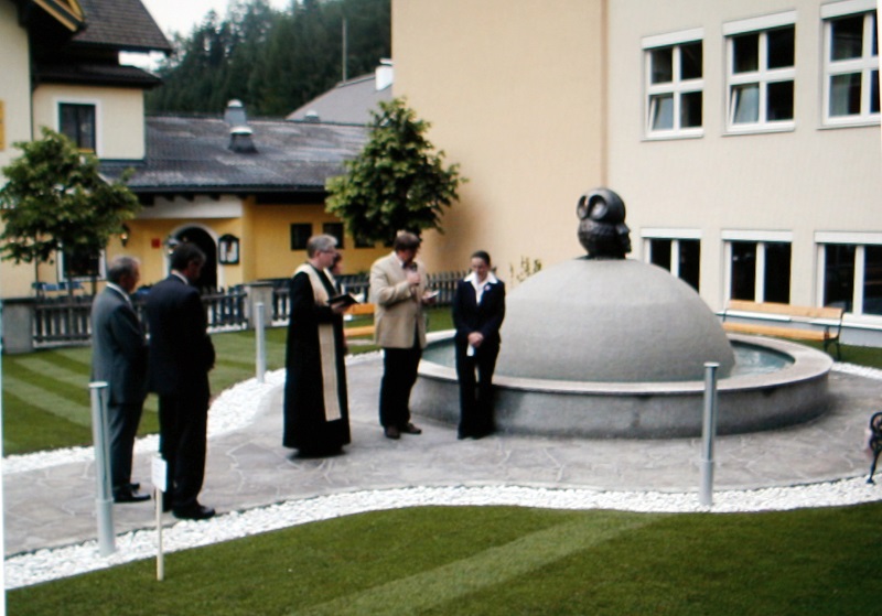 Gottfried Kumpf Einweihung des Eulenbrunnens in Annaberg Lammertal, vor der Hauptschule